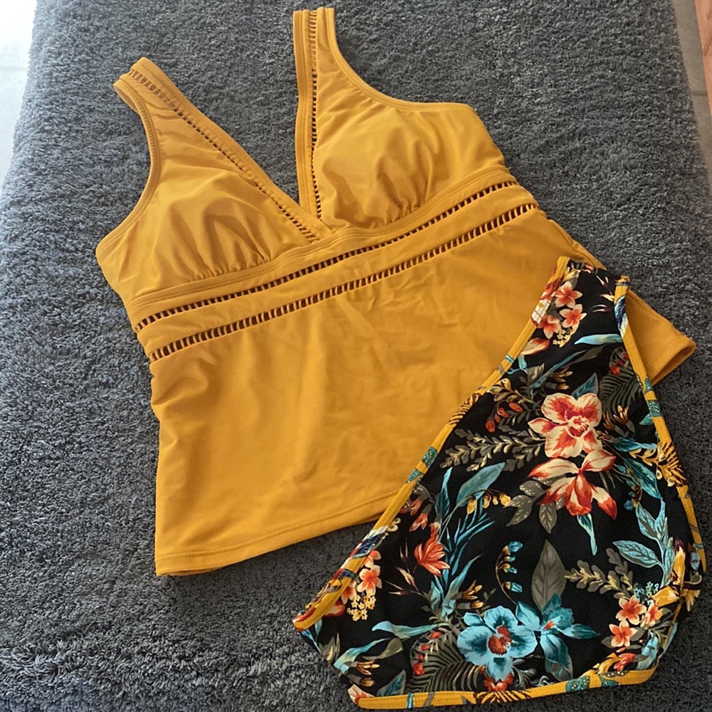 TIME & TRU ladies Tankini top is a size M (8-10) & bottoms are a S/CH (4-6)